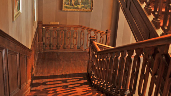 家庭装修原木楼梯与钢木楼梯哪个好？