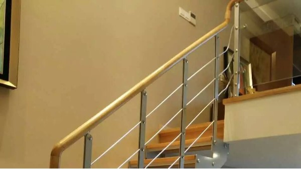 室内楼梯使用什么材质